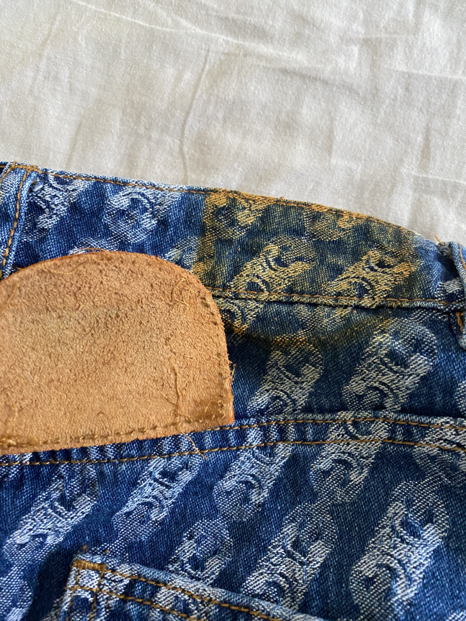 求助:牛仔裤被皮标染色了 怎么弄呀 求助大家 真的很喜欢这个裤子