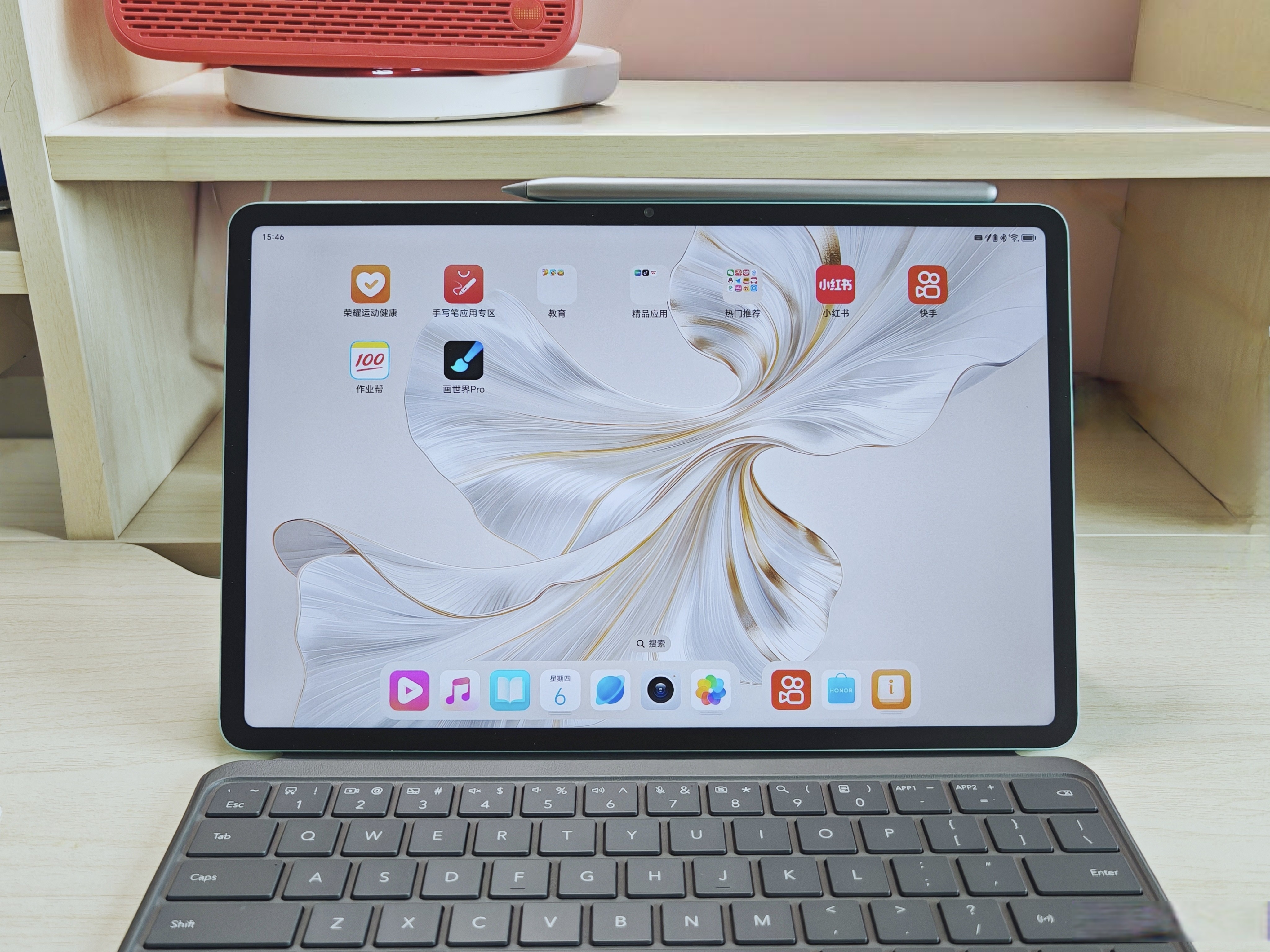 荣耀平板9 pro柔光版出厂自带了一块屏幕清洁布,试了一下品质非常不错