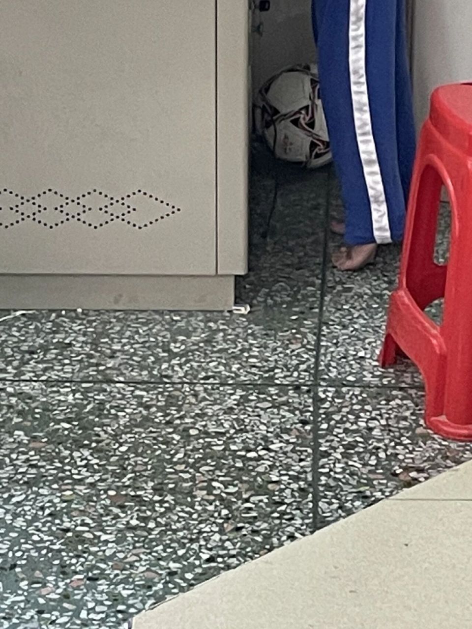 光脚的不怕穿鞋的 课中 他双脚离地 放在了桌面 他并不惧怕老师 大概