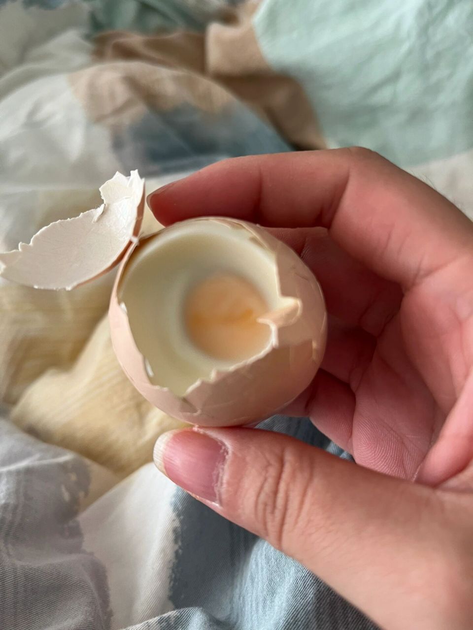 鸡蛋煮出来一个大坑……是坏了吗, 还是冰箱放太久了