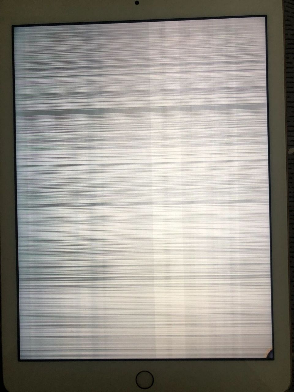 友友们ipad内屏碎成这样了,大概要花多少钱修一下,还值得修吗,哭死了