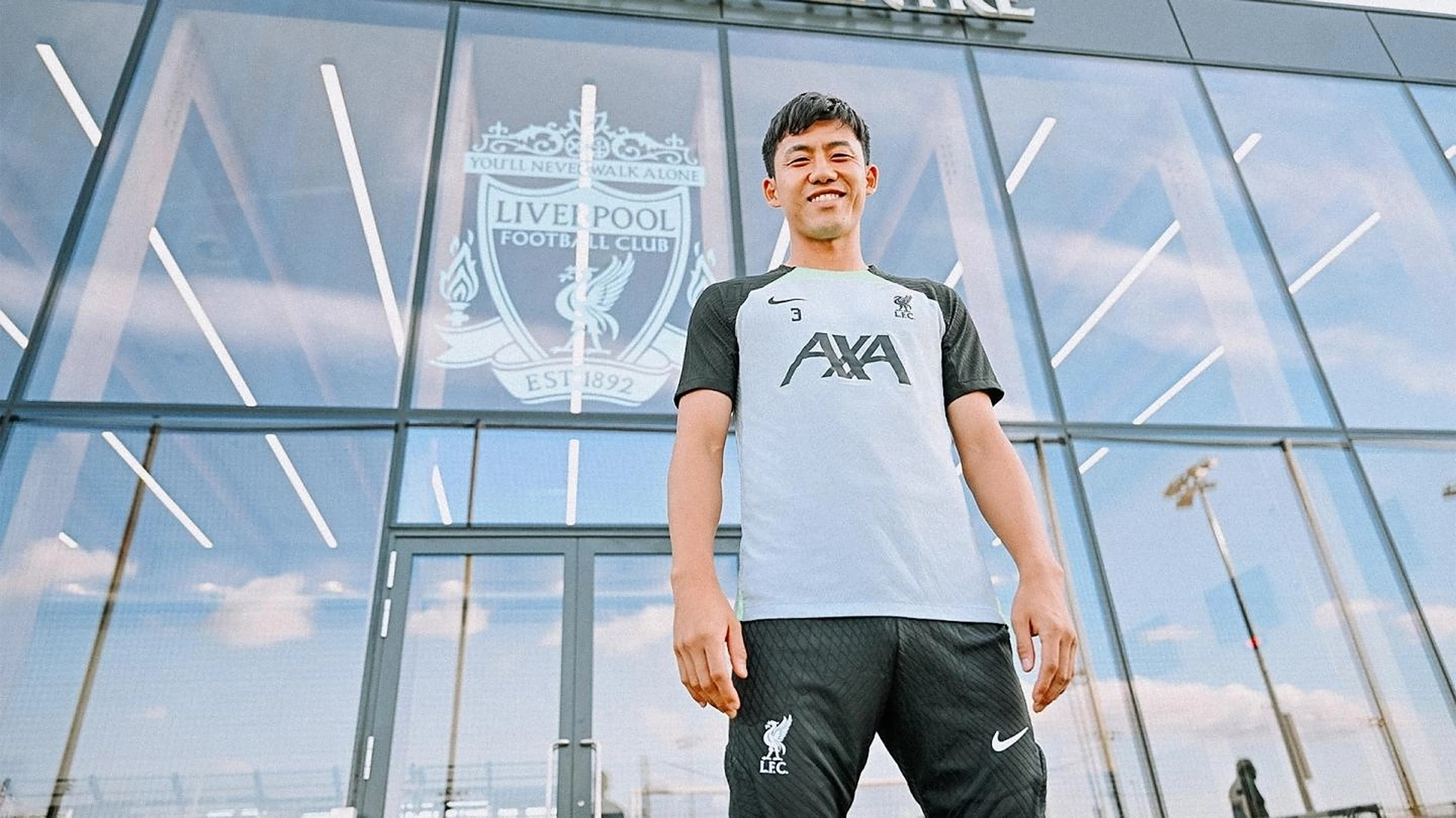 利物浦官宣远藤航加盟#,日本国脚将身披利物浦3号战袍.