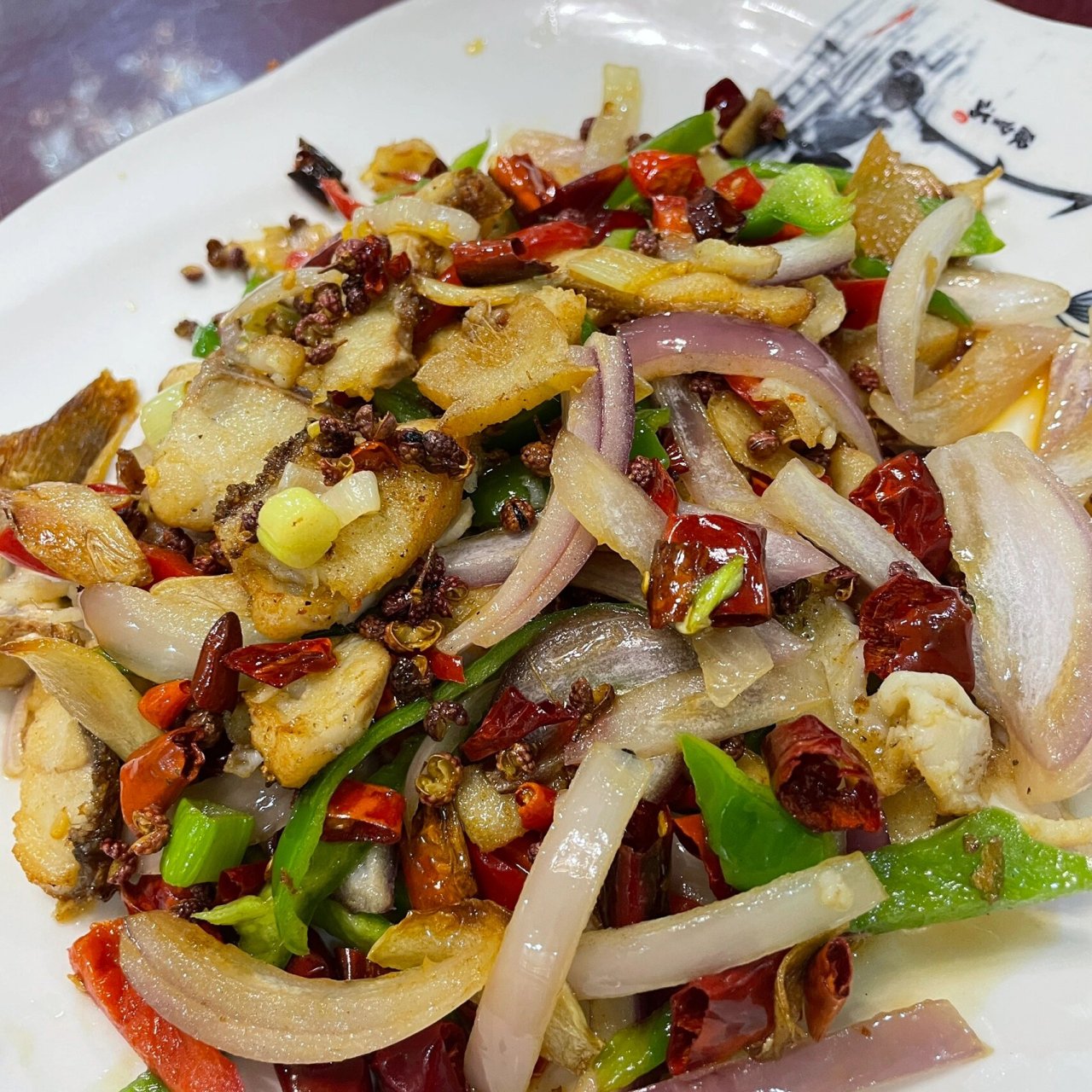 一个是清蒸 两样菜的做法不同 味道感觉上也不同 吃多了也了不会腻