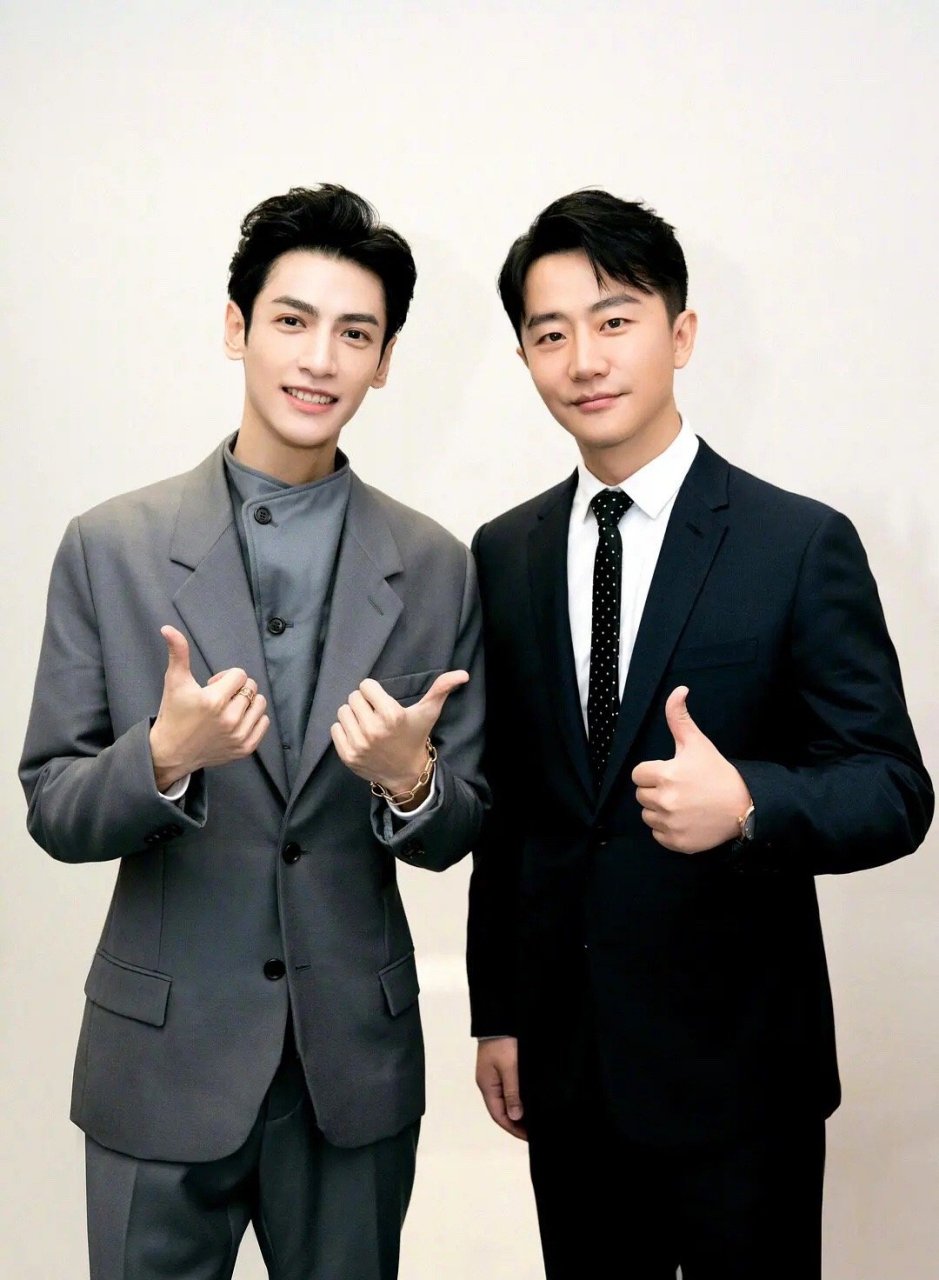 罗云熙黄轩合照老干部拍照姿势笑不活了