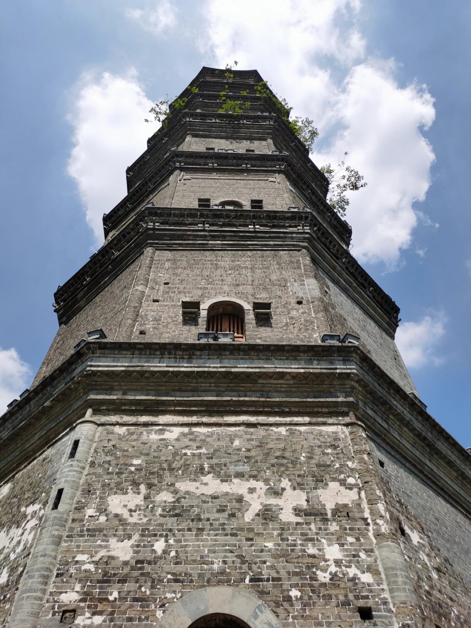 江苏 扬州 高邮 净土寺塔 明 在一个开放的小广场上,佛塔兼灯塔.