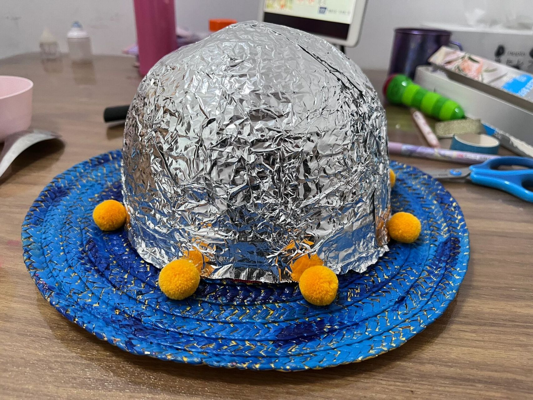 幼儿园科技节帽子diy 偶尔也要卷卷手工 材料:旧草帽 颜料 锡纸 扭蛋