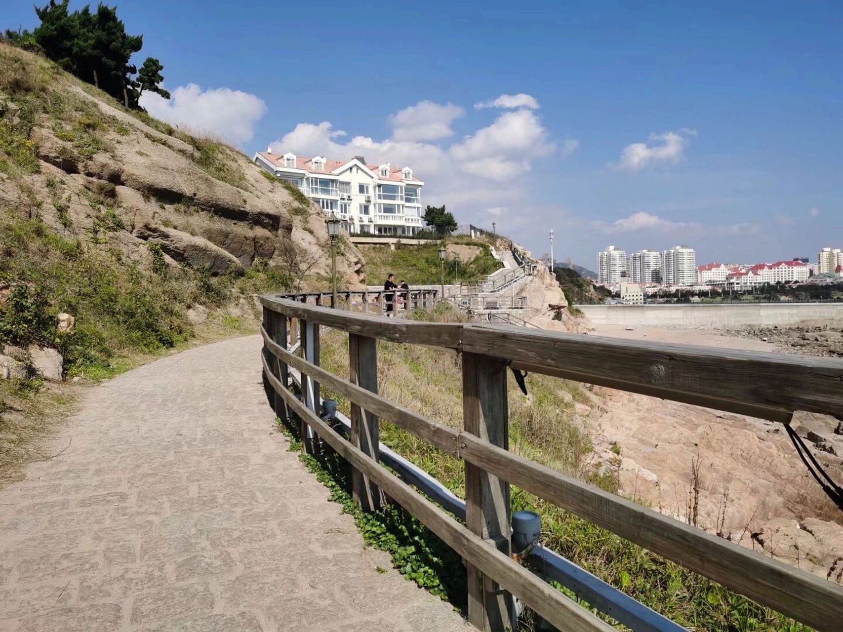 燕儿岛公园(免费) 燕儿岛山公园位于山东省青岛市南部,处在浮山湾东端