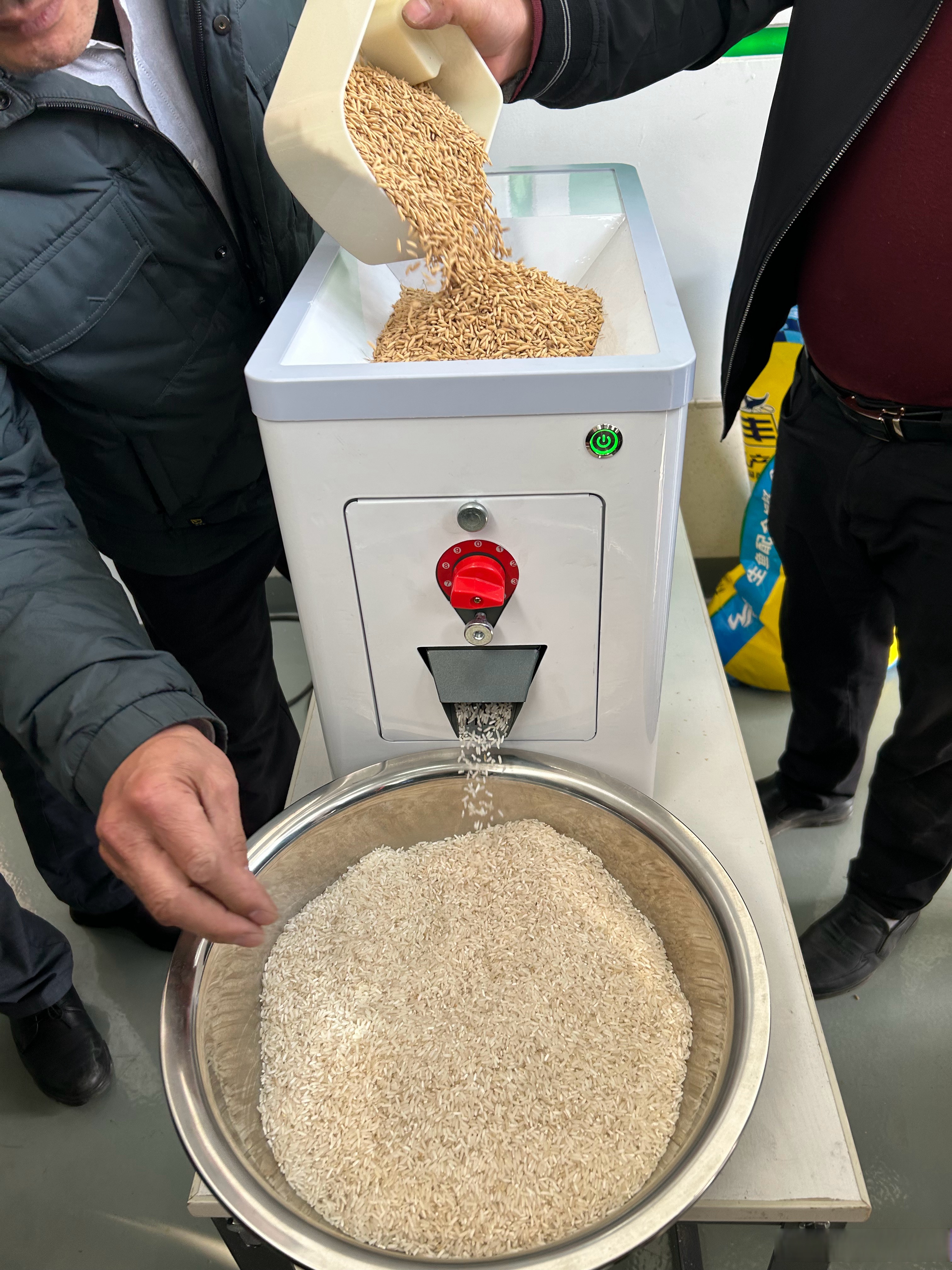 高质量发展调研行#买一台小巧的鲜米机,打开开关,就能把谷子变成新鲜