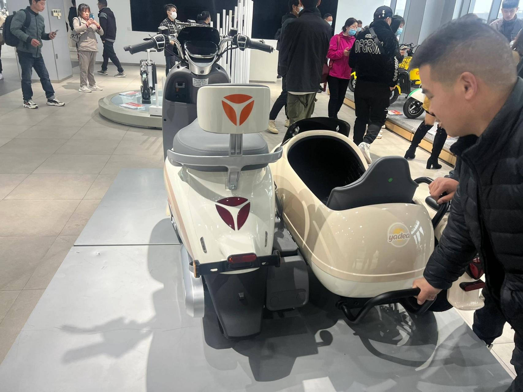 雅迪偏三轮电动车(八嘎) 老年人代步车