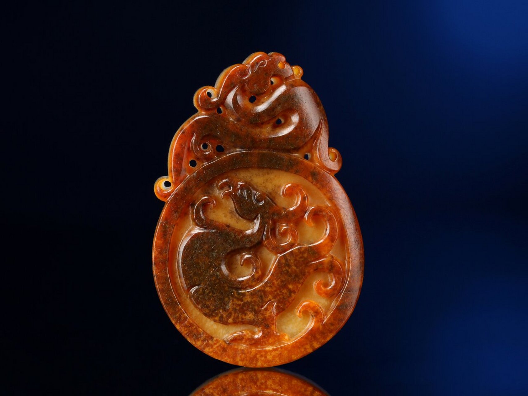 和田玉满红皮籽料 · 龙凤呈祥守护佩 作品取材为新疆和田玉籽料,皮色