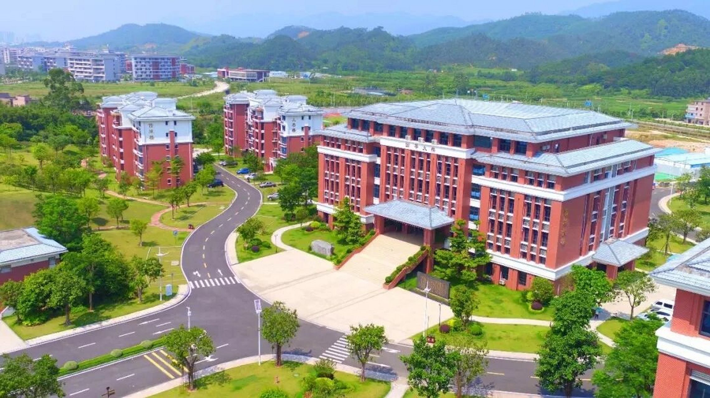 广东碧桂园职业学院 94广东碧桂园职业学院 地址:广东省清远市清城