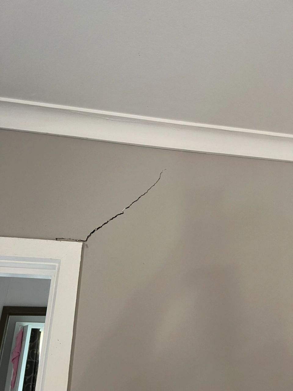 当家里出现这种裂缝的时候要注意了 如果家里内墙阴