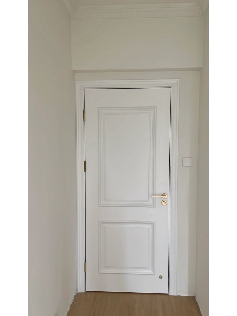 立邦珍珠白墙面和纯白色门颜色对比 图一中性光下效果对比 图二阴天