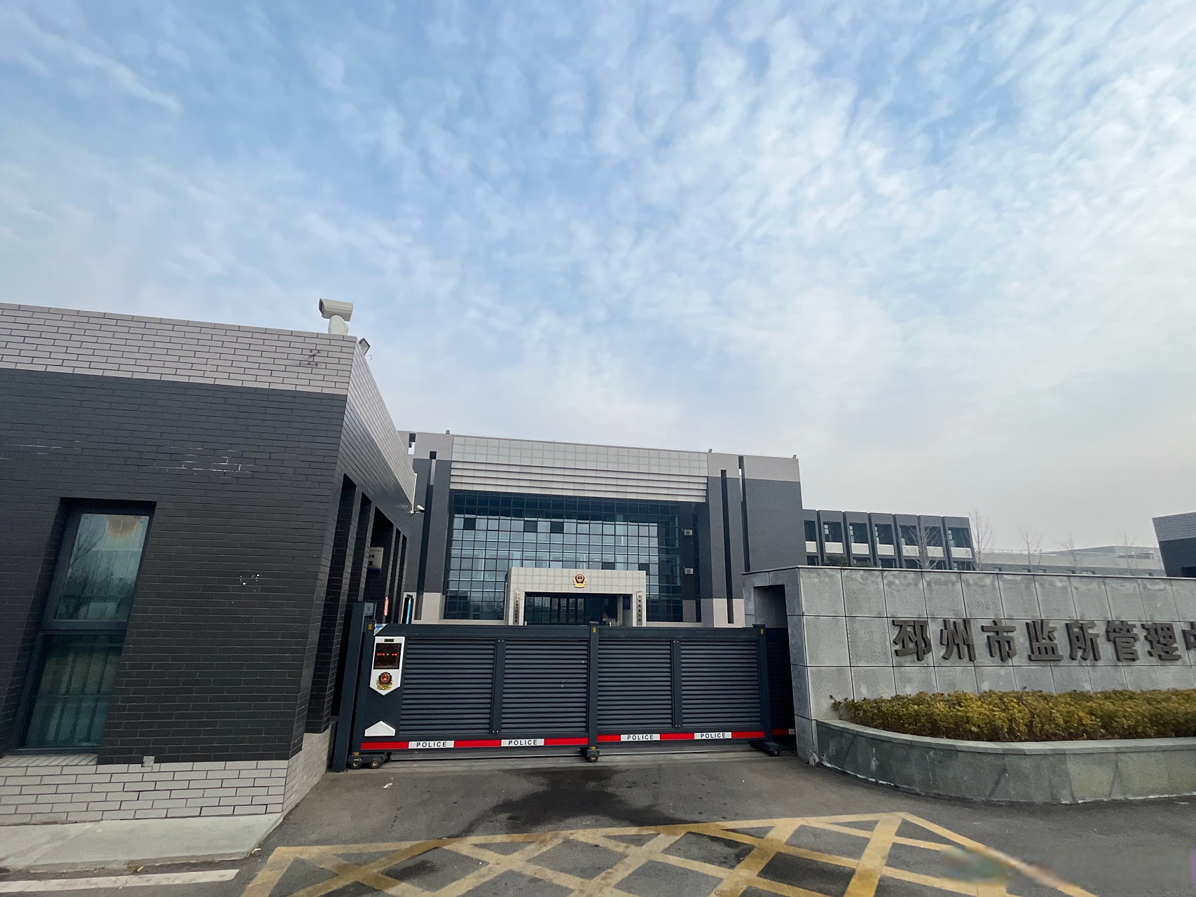 邳州市看守所是近年刚换的新办公区,硬件条件很棒,是本人目前见过的