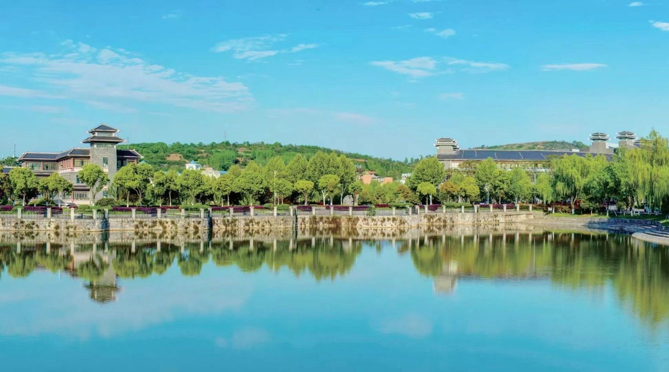 湖北文理学院 蓝蓝的天空 清清的湖水 绿绿的草原 欢迎大家来湖北文理