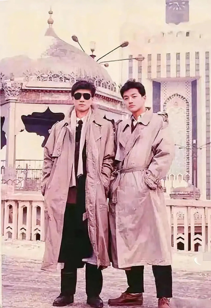 1990年李亚鹏和哥哥李亚伟在新疆乌鲁木齐人民立交桥附近的合影,19岁