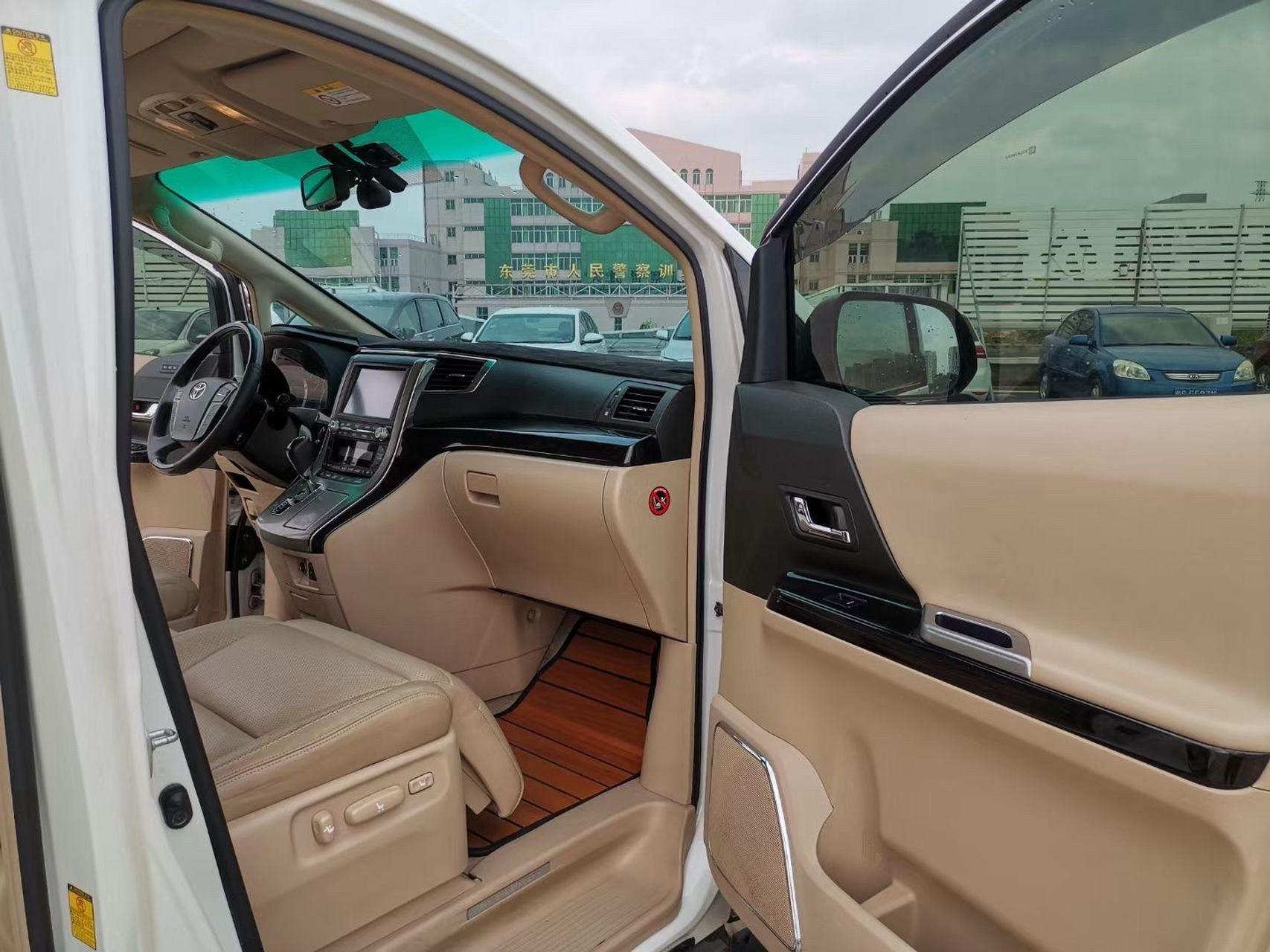 豪华保姆车,丰田阿尔法.