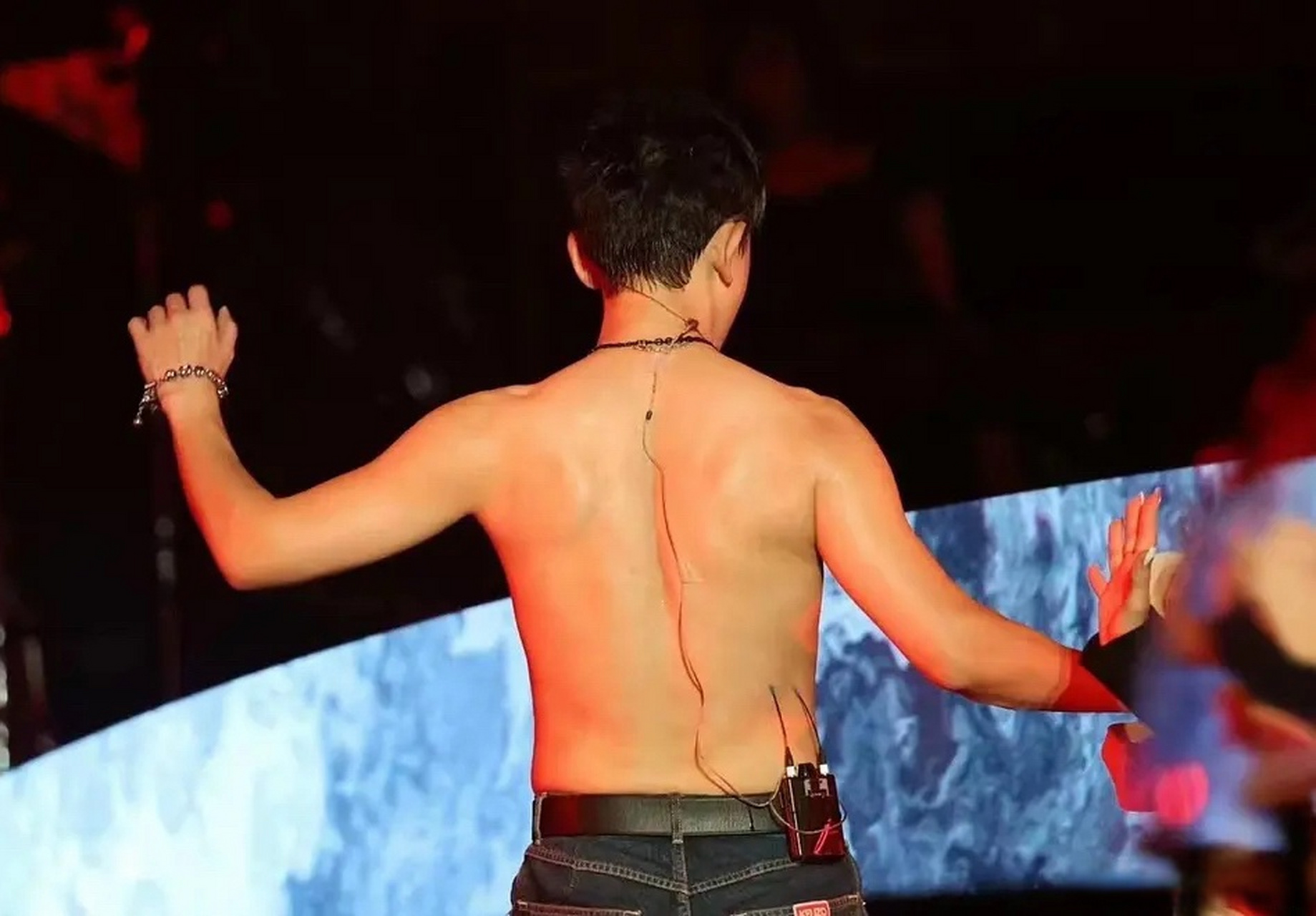 张杰在演唱会上脱衣服秀身材是什么水平,这肌肉怎么练的和肥肉一样啊