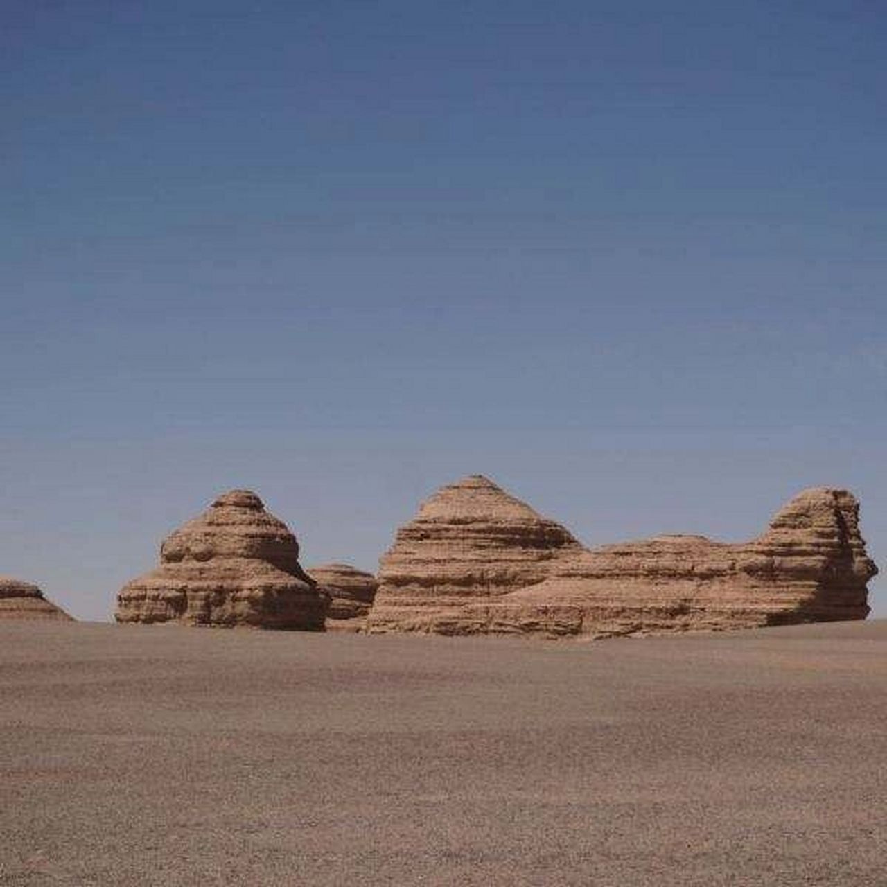 敦煌主要旅游景区-雅丹国家地质公园 敦煌雅丹地质公园位于敦煌西北约