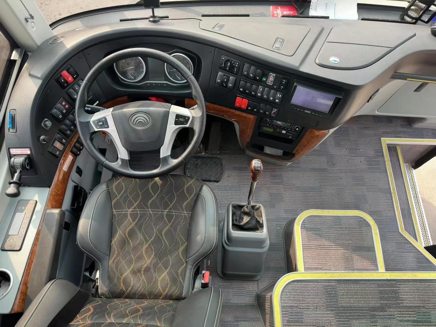 新到19年宇通37坐2 1保姆车,东北配置,高一级车型,实表7万公里,车况