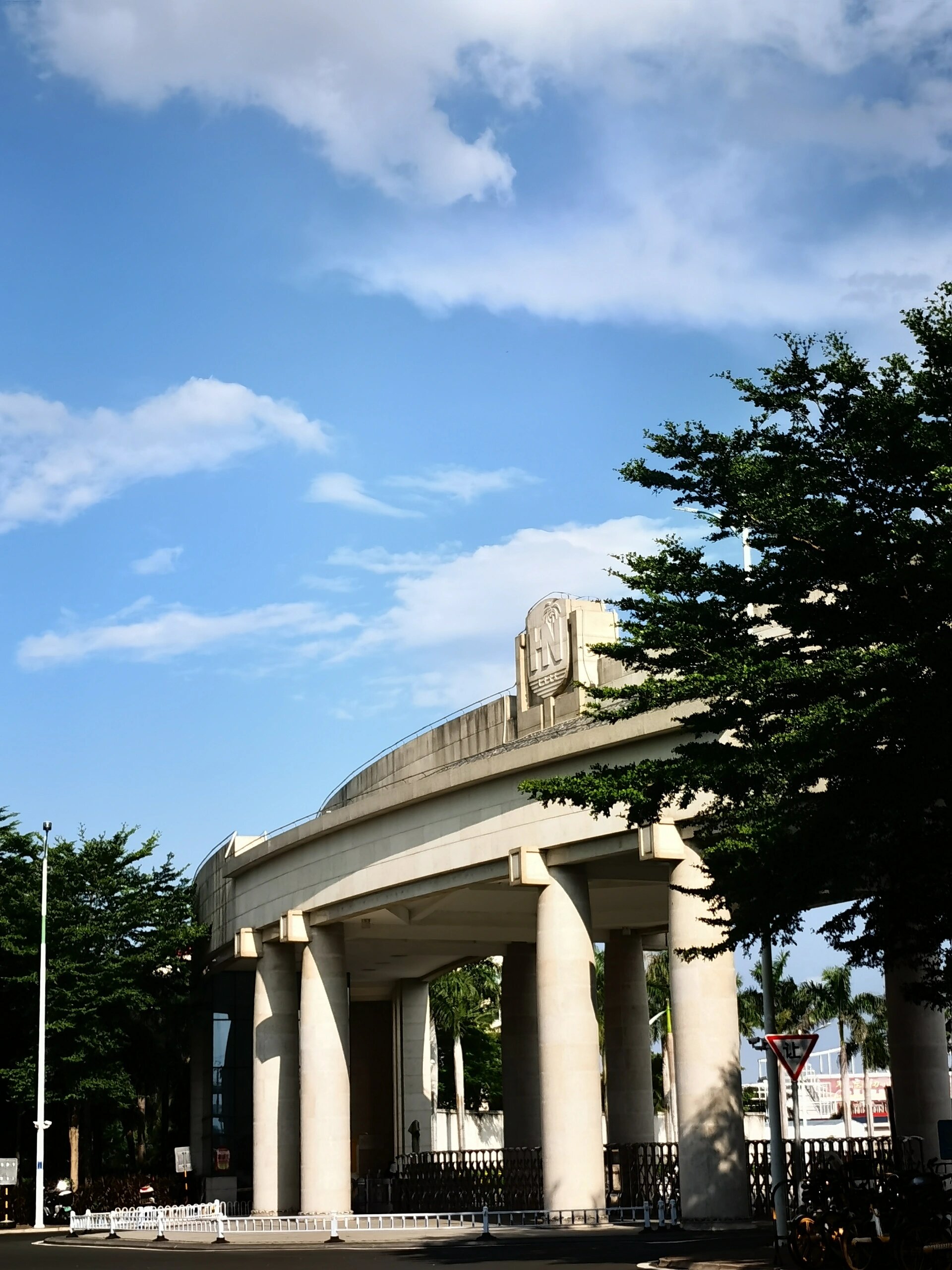 这张海南大学南门的照片还可以吧