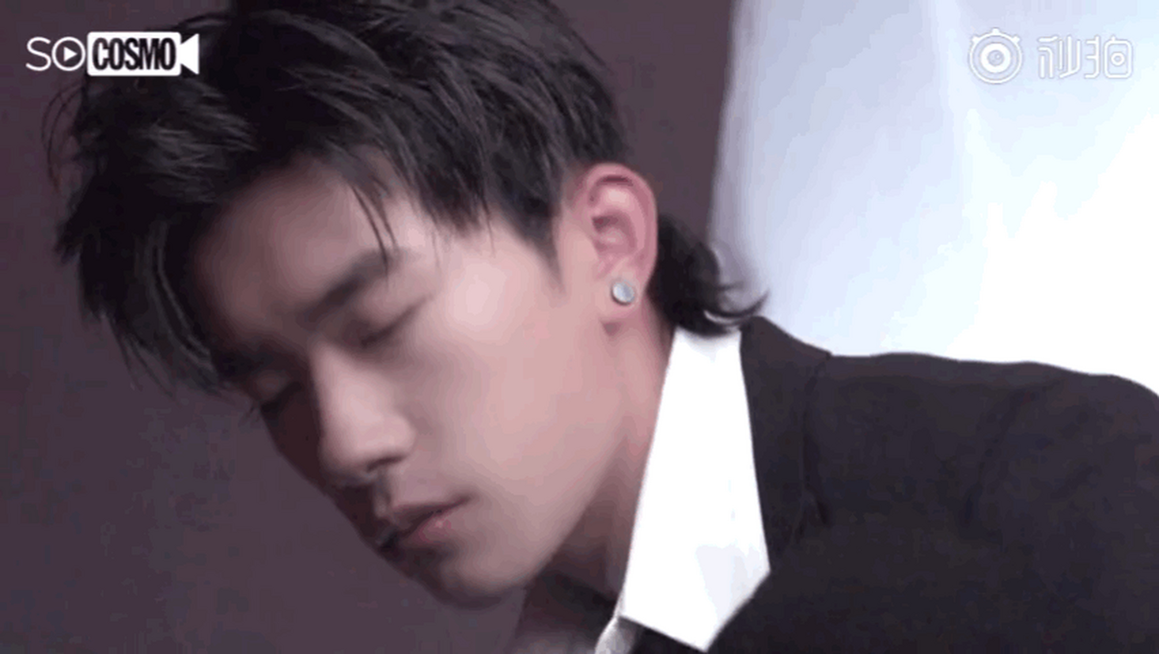 易烊千玺戴了黑色耳钉易烊千玺演唱会戴黑色耳钉千玺演唱会状态真的好