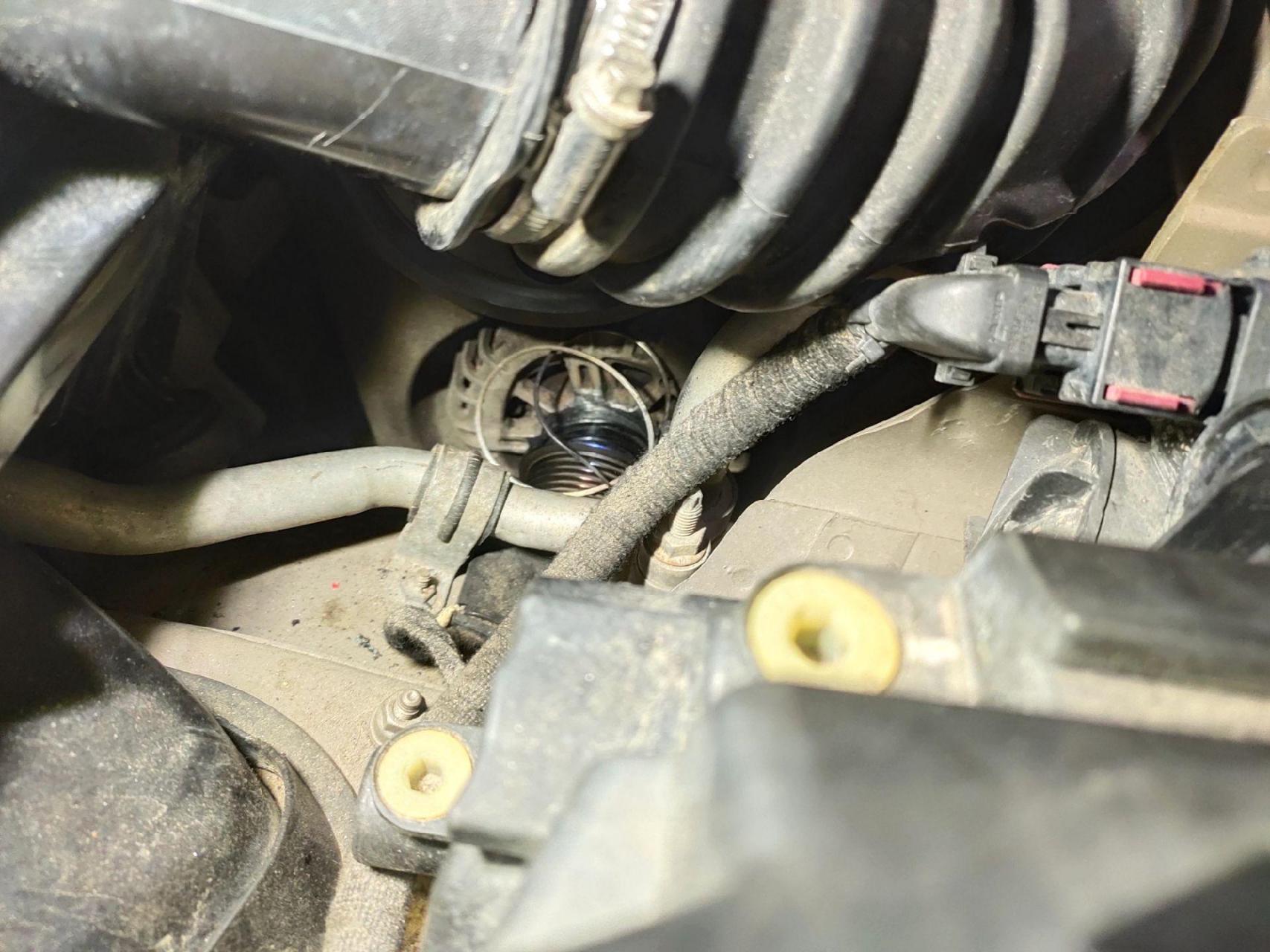 别克君越,发电机转子头,皮带跑出来了,更换新的发电机和皮带,完美解决