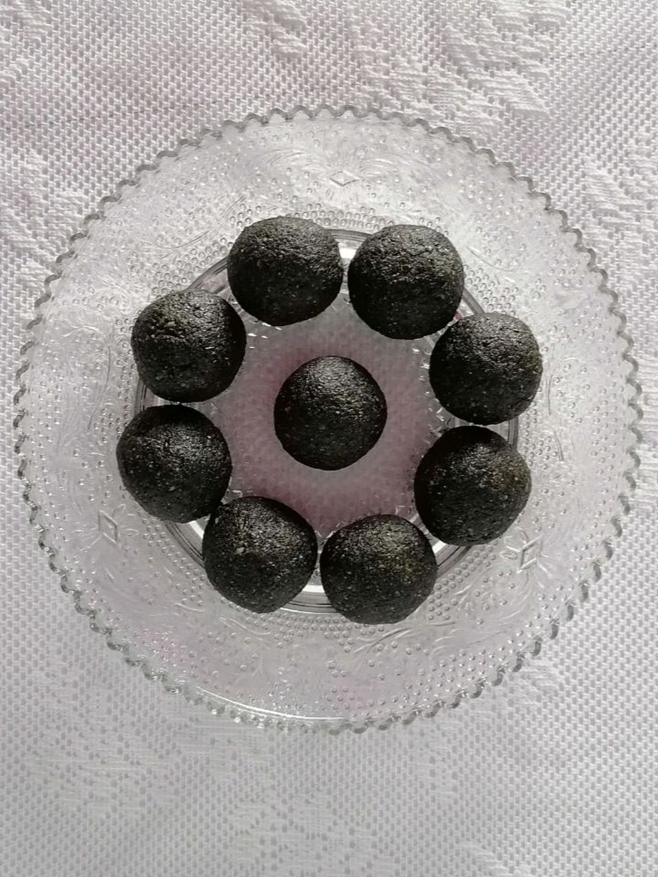 自制乌发桑麻丸 材料:黑芝麻200克,桑叶50克,蜂蜜250克 功效:滋养肝肾
