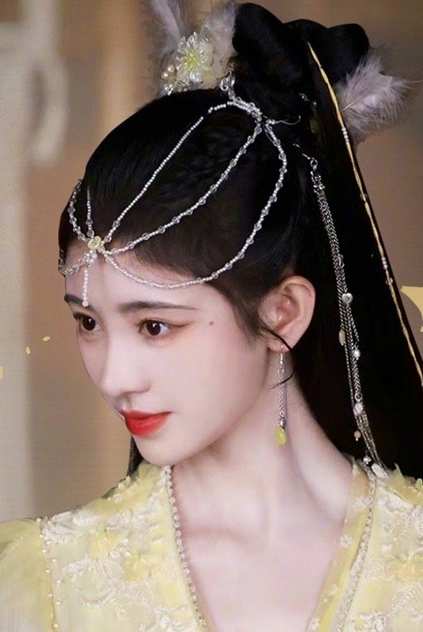 鞠婧祎#   盯着小鞠的鼻子看了三秒后,越看越不对劲,感觉不像她的