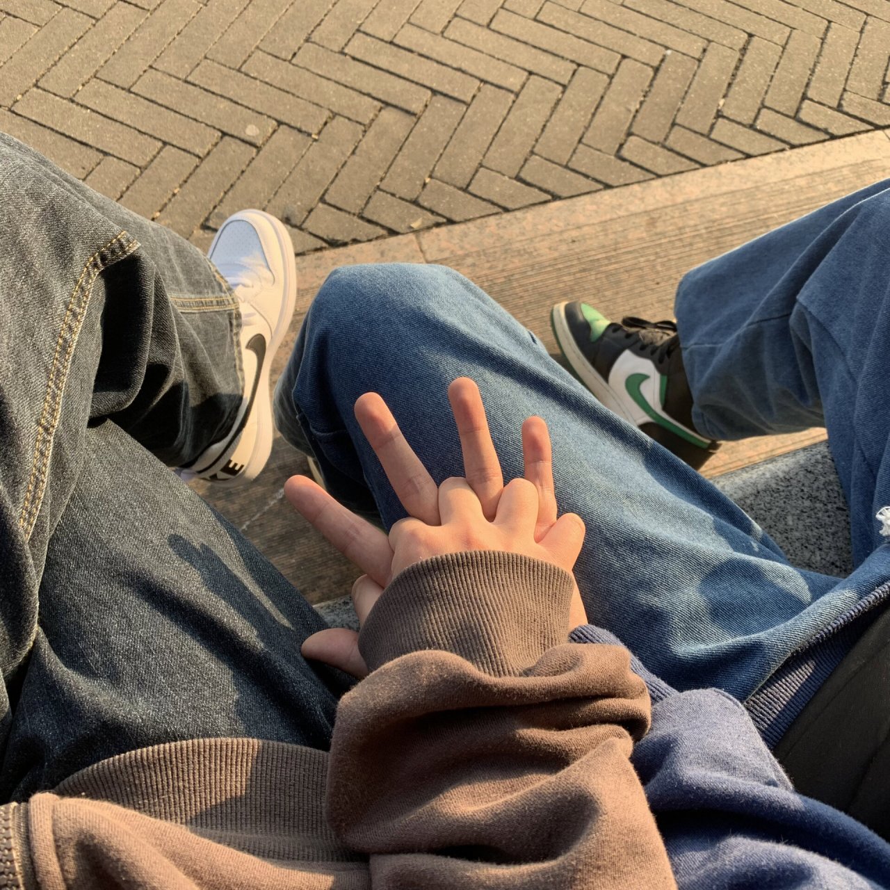 情侣拍照牵手姿势 被爱总是值得记录的
