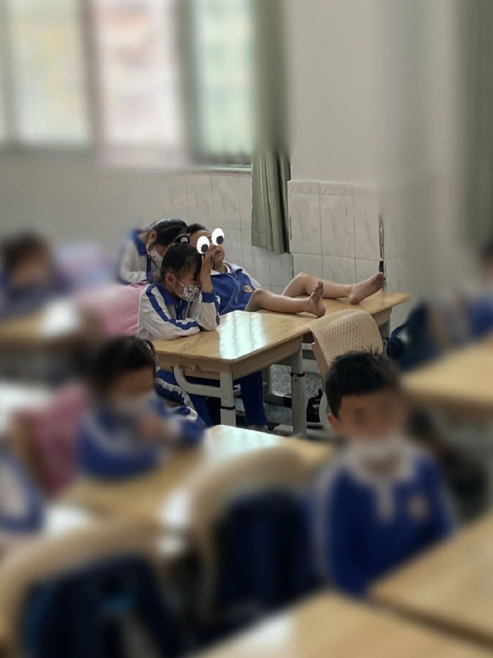 光脚的不怕穿鞋的 课中 他双脚离地 放在了桌面