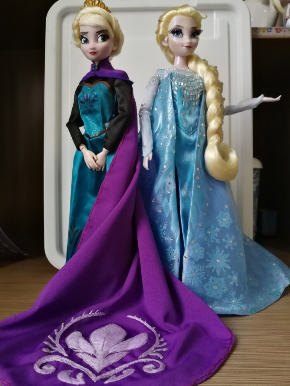 冰雪奇缘限量艾莎娃娃 加冕造型是自组的,裙子来自去年出的换衣大套