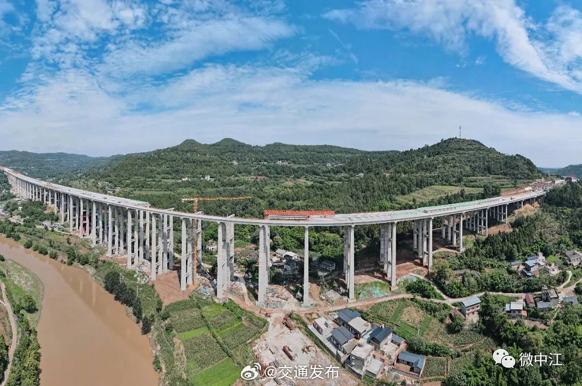 【成绵高速扩容(中江段)路基全线贯通】成绵高速扩容(中江段)现场