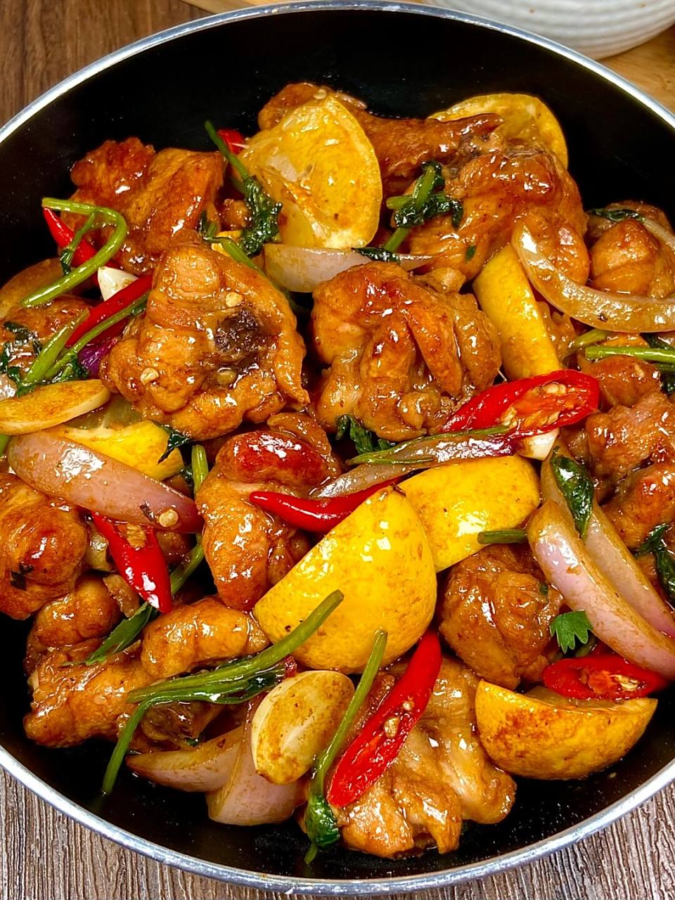 今天翻冰箱发现还有几颗柠檬没吃,刚好昨天看到网友做的柠檬干煎鸡,来