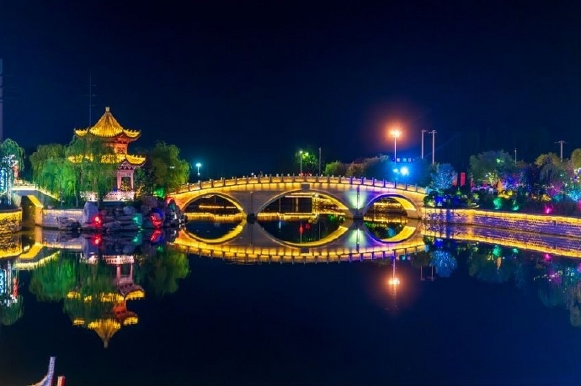 美好辽宁欢迎您#【稻花香里说丰年|利州古城】夜幕下的利州古城,坏破