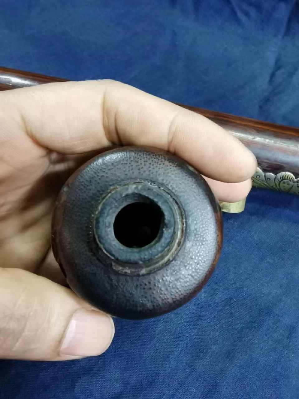 就算碰到了,价格也不底.现在仿品鸦片烟枪可是重灾区呀!