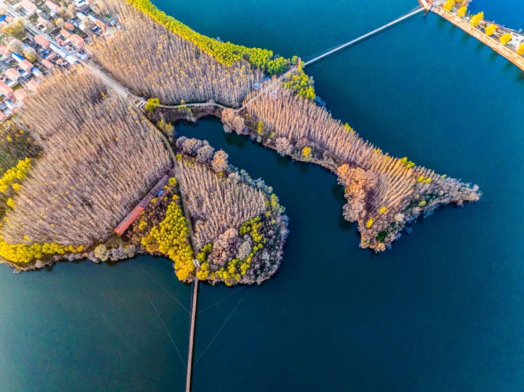 神仙美景之地——长子申村水库 这里是长子申村水库 航拍作者:李德心