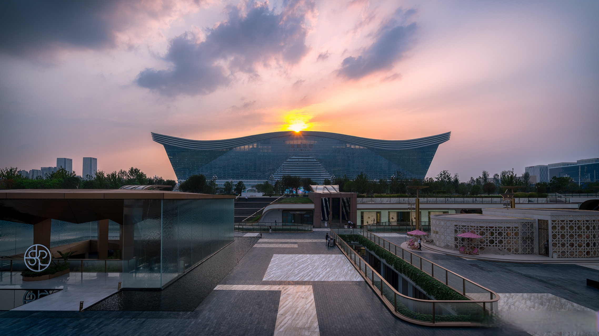 96一进商场,我被它整体的建筑线条深深吸引.