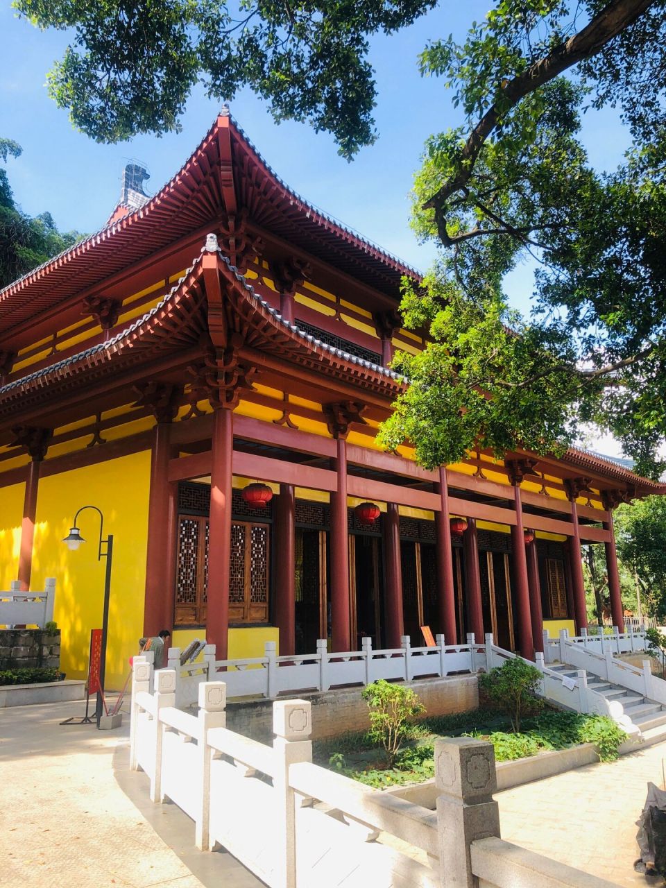 贵港南山寺—贵港园博园 南山寺香火旺盛,挺多人来烧香的,还有一部分