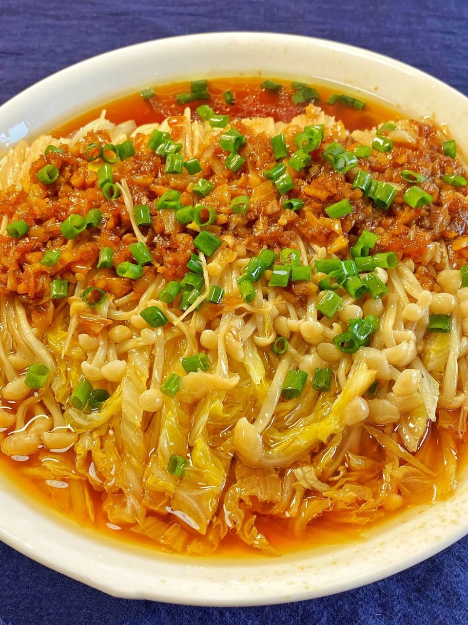 今天给大家分享一款家常快手菜~蒜蓉白菜金针菇,好吃又下饭,喜欢的