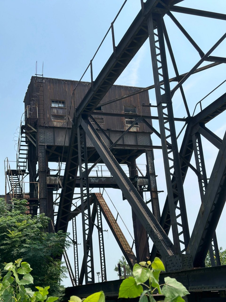 民国建筑系列-浦口铁路轮渡桥 位于长江北岸的"轮渡桥滩公园"内,有一