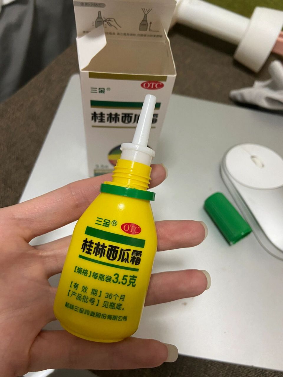 西瓜霜的正确用法 先摇几下 不要倒着要斜上方竖着喷 然后喷一脸哈哈