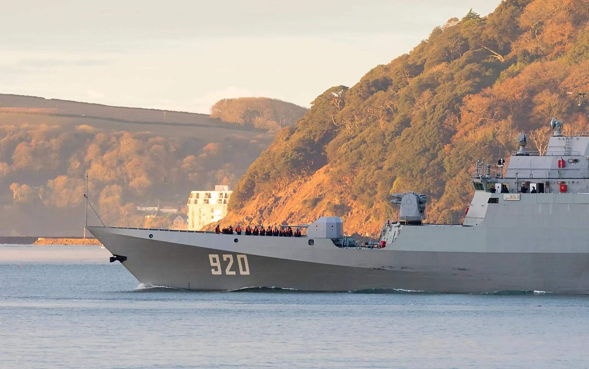 上午发了一篇关于"温州"号护卫舰装备的100毫米口径舰炮的微头条,画面