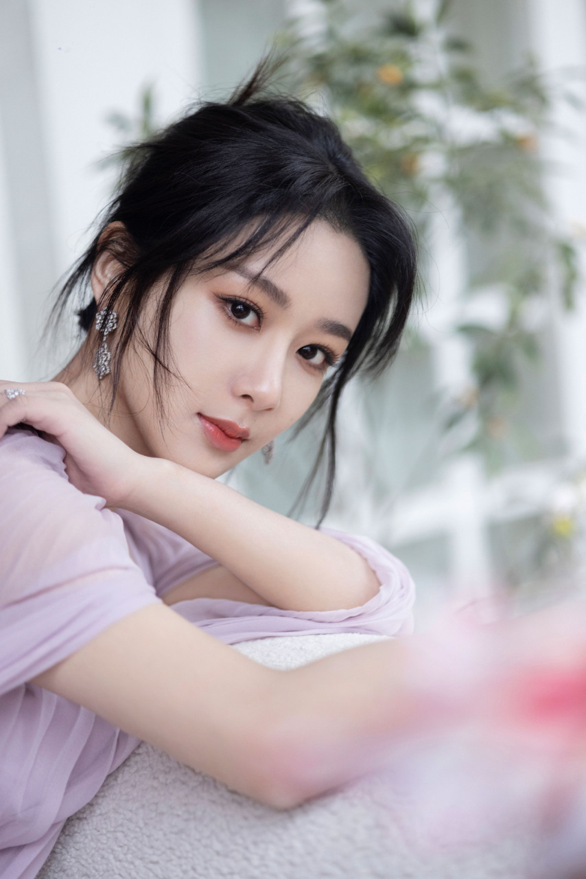 杨紫紫色深v纱裙,浪漫且温柔#杨紫