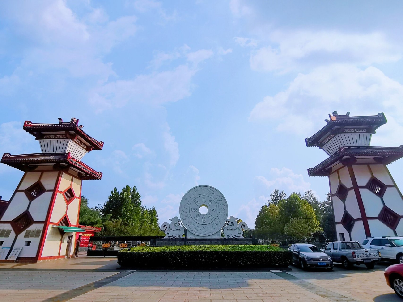 赵苑公园里的一些"土山"不是"山",实际上是邯郸市区为数不多存在于