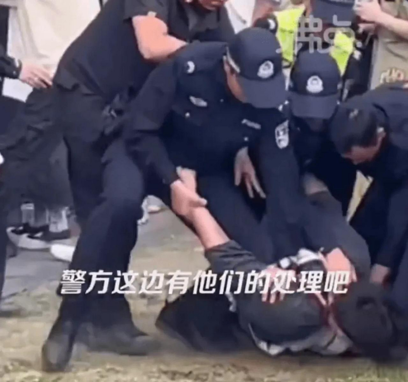 成都草莓音乐节一男子对警察竖中指处理上还是应该宽容一点,竖中挑衅