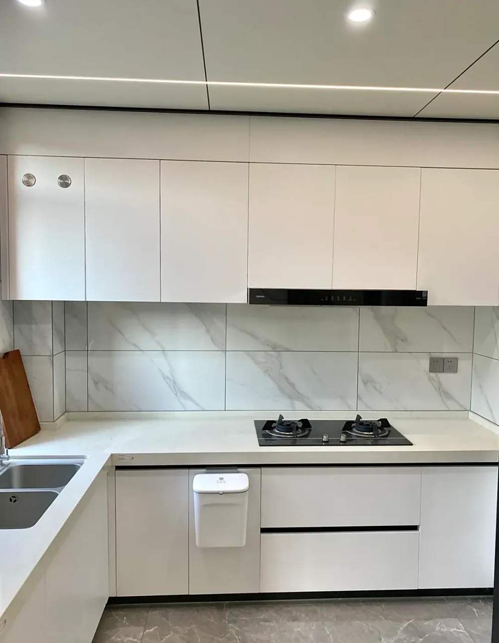 据说这是全国标配的厨房装修,爵士白鱼肚白一类的白色系墙砖,灰色系的