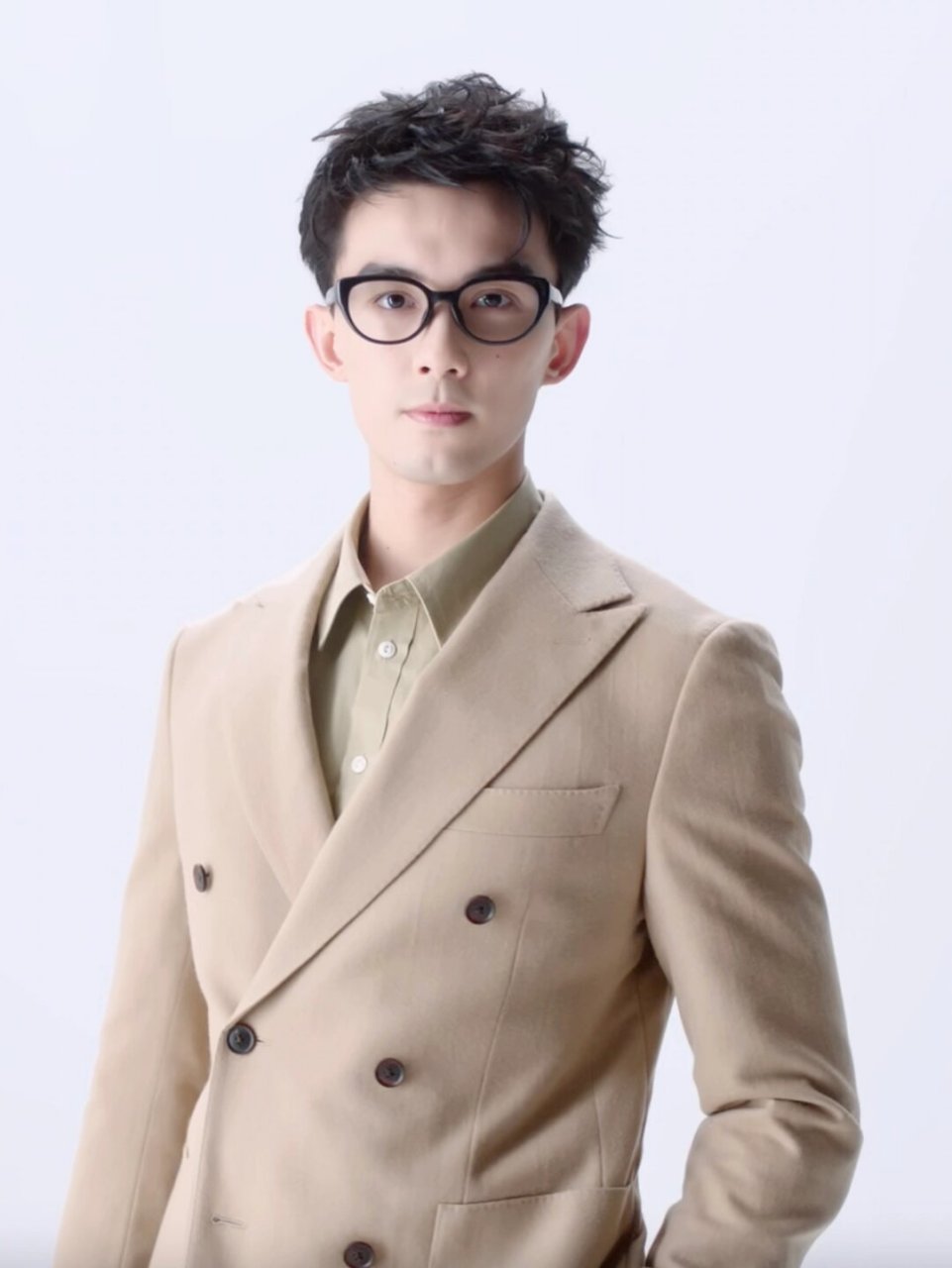 吴磊生日大片释出 	 以一袭卡其色西装搭配派丽蒙新款经典猫眼84043