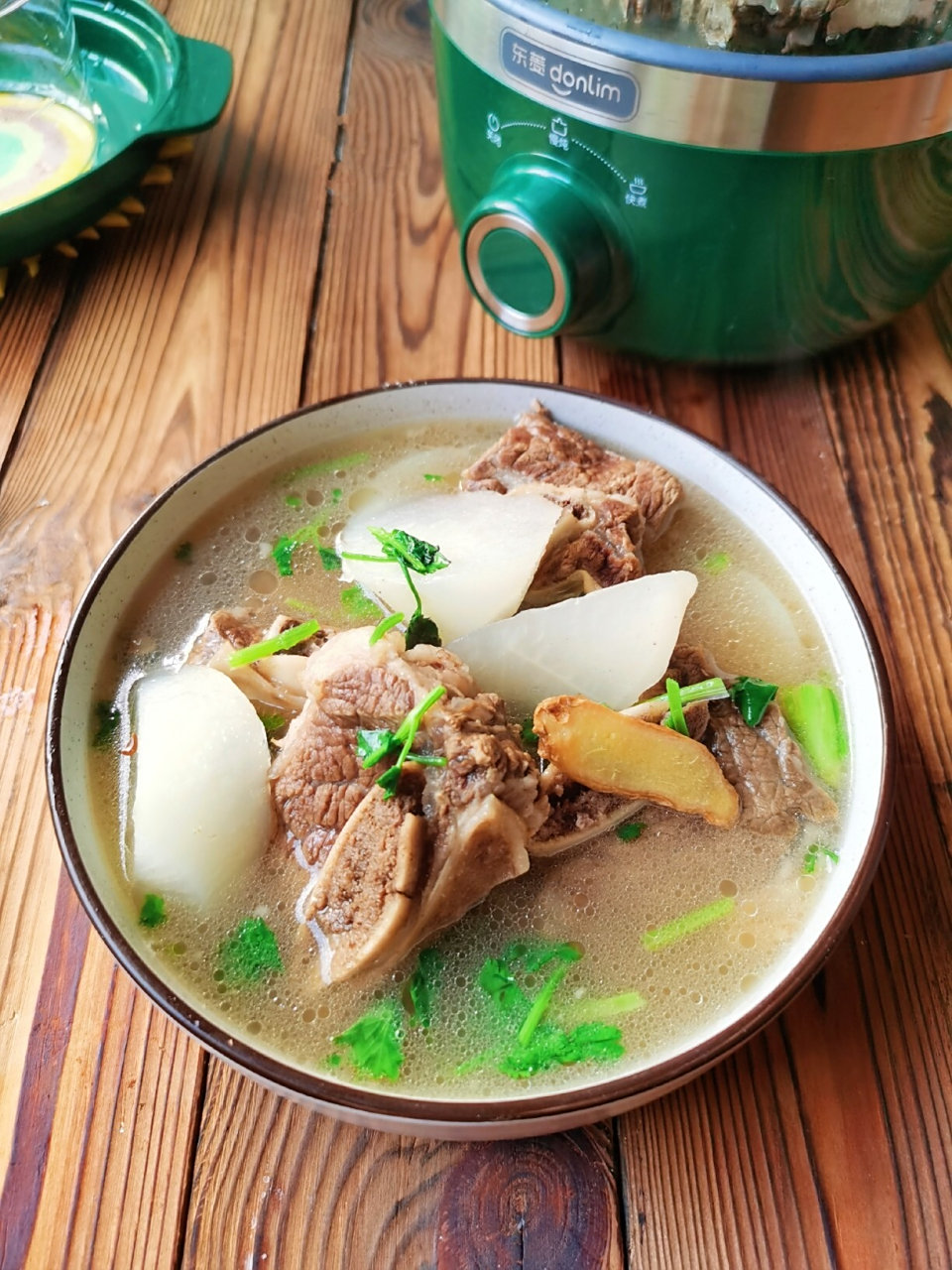 清炖牛排骨萝卜汤 92俗话说:冬吃萝卜夏吃姜,萝卜温阳化助消化,除痰