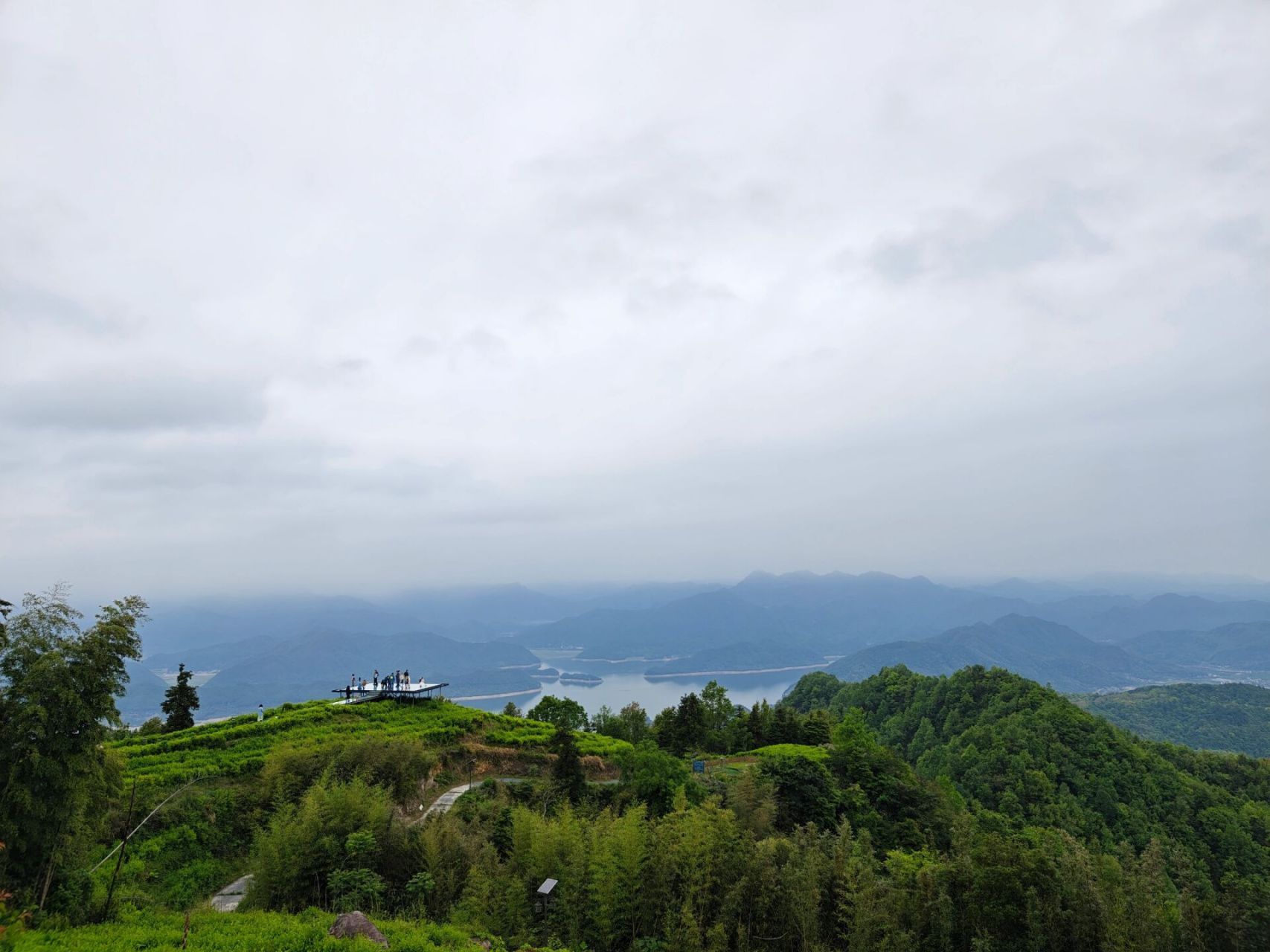 台州黄岩天空之城 黄岩天空之城,位于黄毛山茶场,海拔670米,云雾缭绕